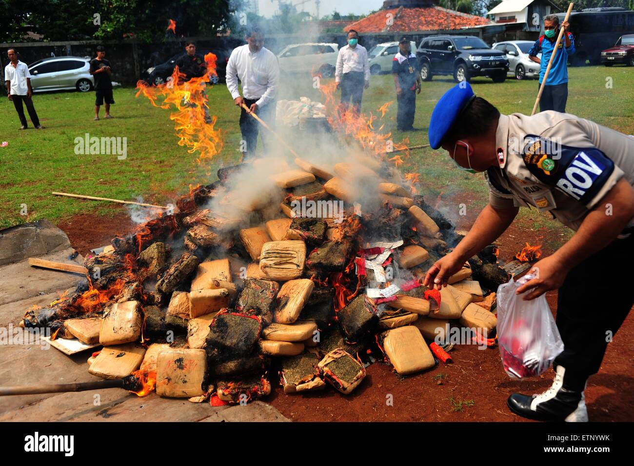 Jakarta, Indonésie. 15 Juin, 2015. La lutte contre les stupéfiants  indonésien policiers brûler la drogue au cours de l'anti-Ramadan campagne d' alcool et de stupéfiants dans un poste de police à Jakarta, Indonésie,