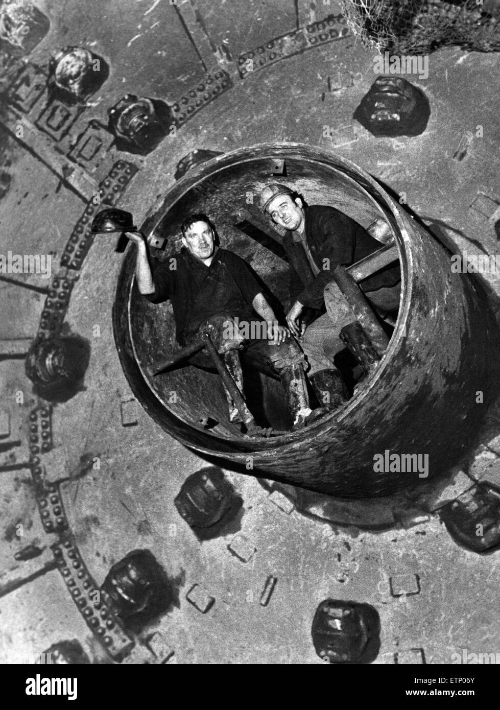 Les hommes qui ont fait l'assaut final - pilote Danny Williams (à gauche) et le patron de loi Joblin. Deuxième tunnel percée. Le Kingsway Tunnel est un tunnel routier sous la rivière Mersey dans le Merseyside et est souvent appelé le Wallasey tunnel. 5e mars 1970. Banque D'Images