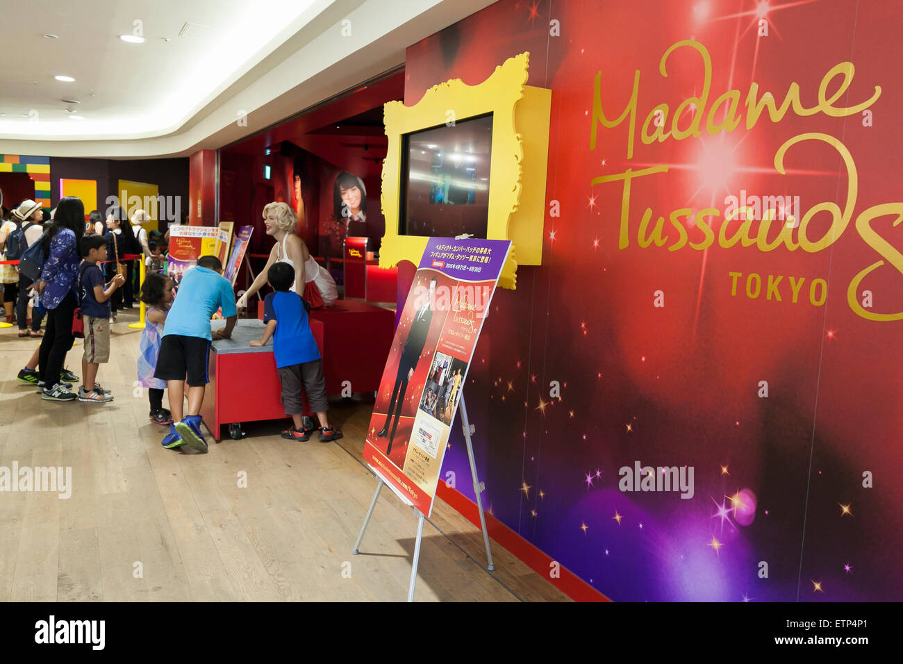 Les visiteurs regarder une figure de cire de Marilyn Monroe, actrice, chanteuse et modèle sur l'affichage à l'entrée de la musée de cire Madame Tussauds Tokyo à Odaiba, Tokyo, le 15 juin 2015. Le célèbre musée de cire de la ''Madame Tussauds'' a ouvert sa 14e succursale à Tokyo en 2013 et d'expositions international et des célébrités locales, les sportifs et les politiciens. Nouveaux ajouts à la collection : figures de cire de la patineuse artistique japonais Yuzuru Hanyu et l'acteur Benedict Cumberbatch. La figure de cire de Benedict Cumberbatch sera exposé jusqu'au 30 juin. (Photo de Rodrigo Reyes Banque D'Images