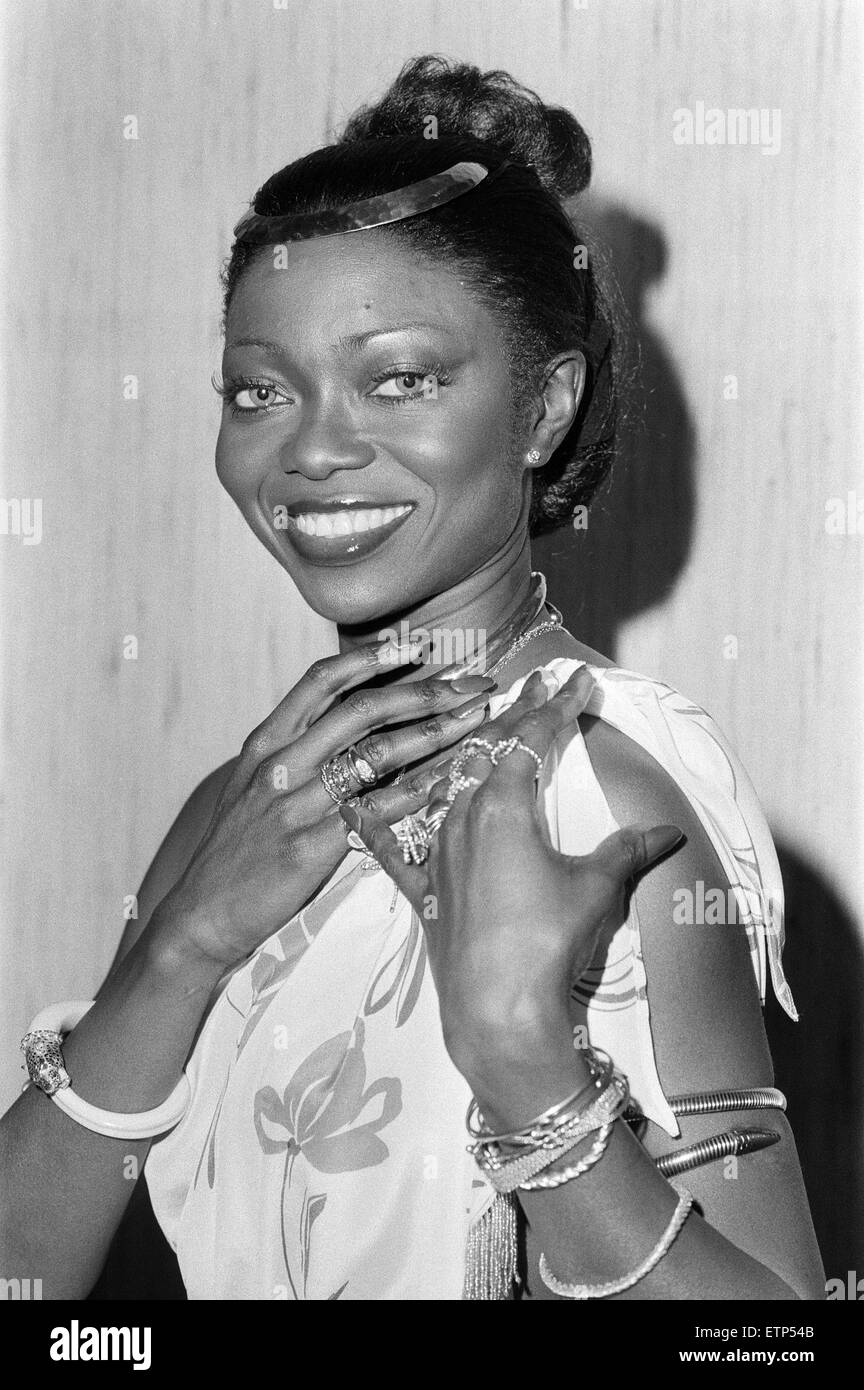 Patti Boulaye lance sa propre compagnie de disques - Shell Records Ltd. Patti, qui a récemment terminé le tournage d'une série télévisée en six parties pour Channel 4 qu'elle produit elle-même appelé 'Le Patti Boulaye Show." Elle était à une réception à Romilly Street, Londres aujourd'hui. 7 octobre 1982. Banque D'Images