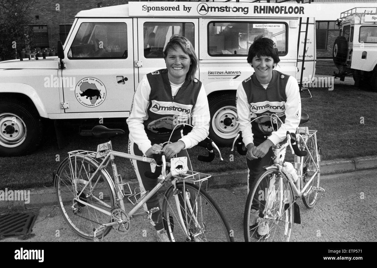 Armstrong World Industries Limited. Les cyclistes Charlie Hewat (l) et Julie Edwards, du Zimbabwe, de visiter l'usine Thornby sur leur chemin vers l'Afrique sur un cycle par trek. Ils sont la collecte de fonds pour sauver le rhinocéros noir d'Afrique, logo Armstrong, d'extin Banque D'Images