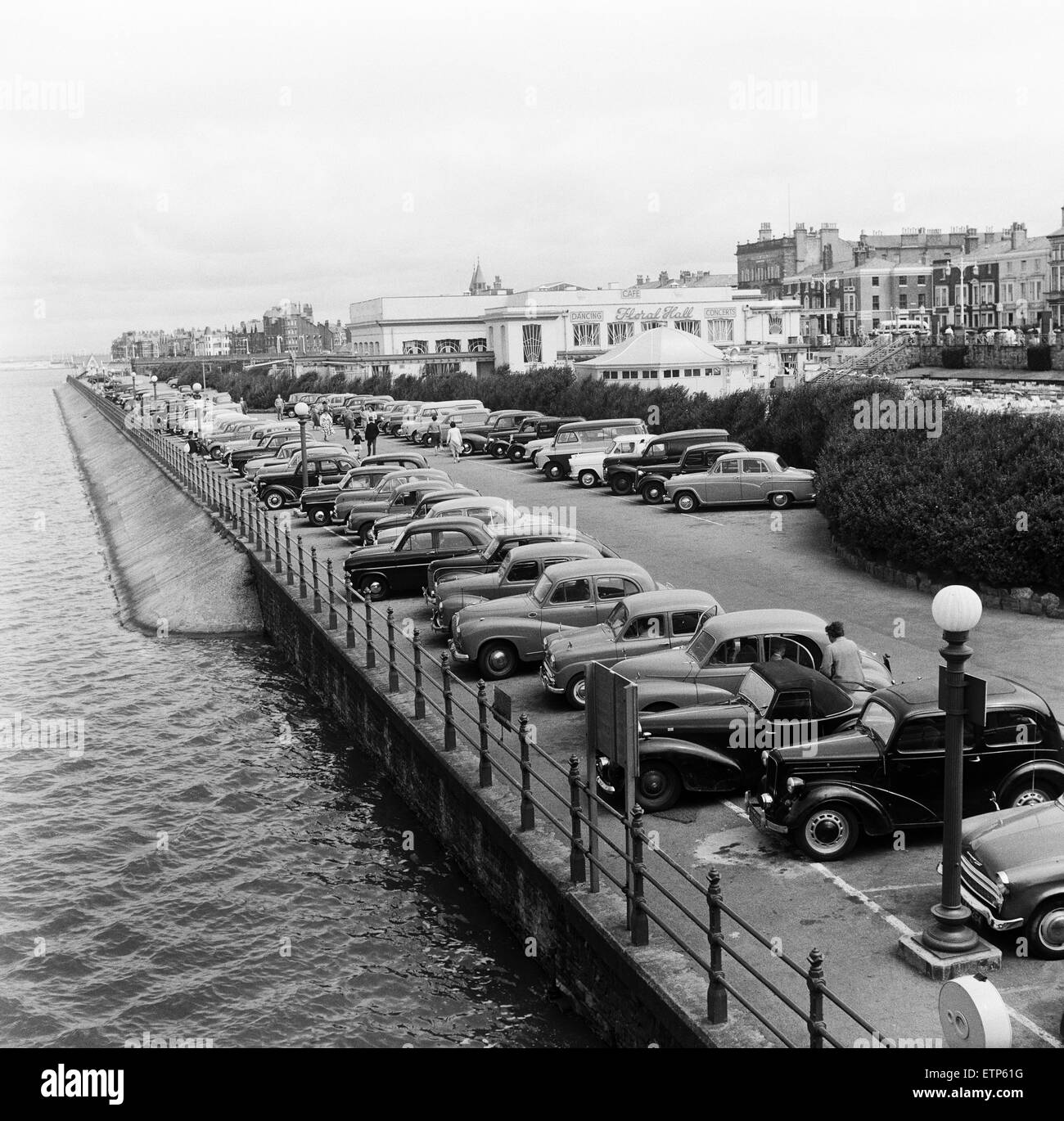 Voitures garées le long du front de mer à Southport, Merseyside. 5 août 1959. Banque D'Images