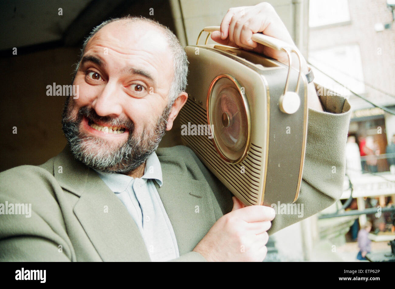 Alexei Sayle, comédien, auteur et humoriste, ouvre le Vintage Radio Museum à Chester, le 16 septembre 1994. Banque D'Images