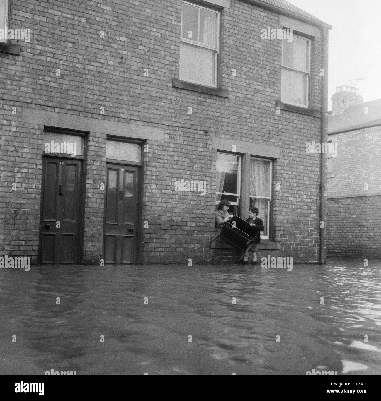 Suite des inondations à Morpeth, Northumberland, dans le nord-est de l'Angleterre, 9 mars 1963. Banque D'Images