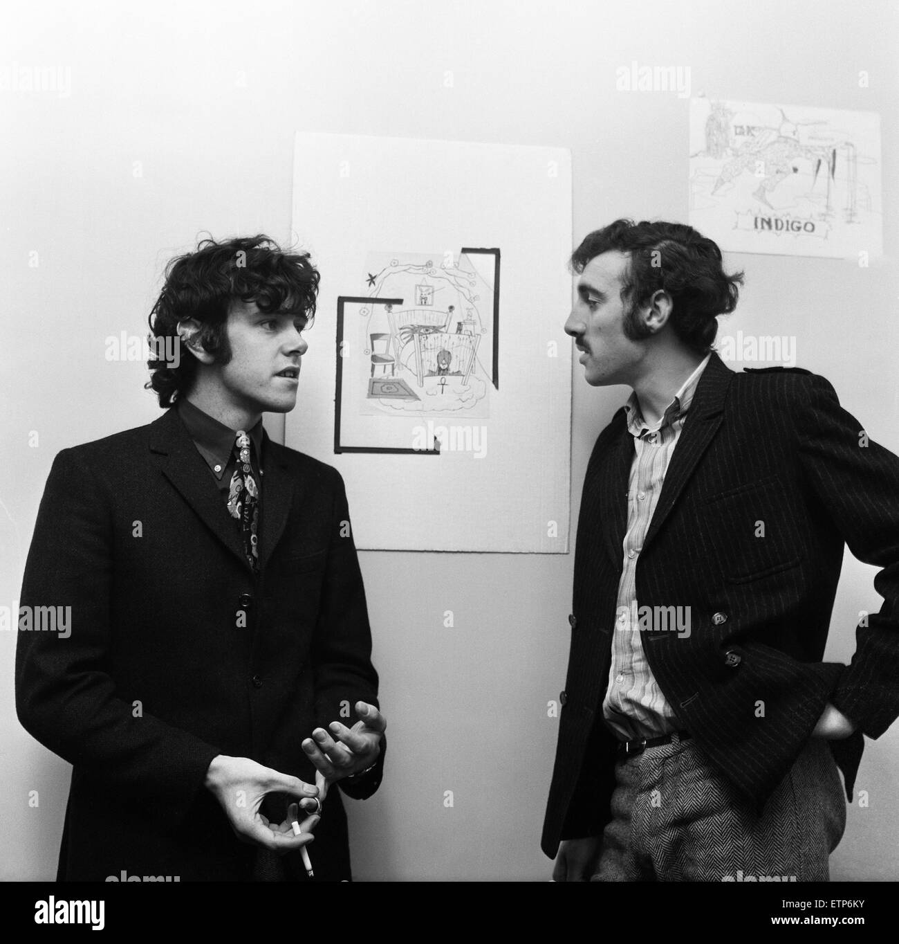 Donovan et son ami Dave Gitane sur la télévision Chambre avant la projection de "un garçon nommé Donovan." 11 janvier 1966. Banque D'Images