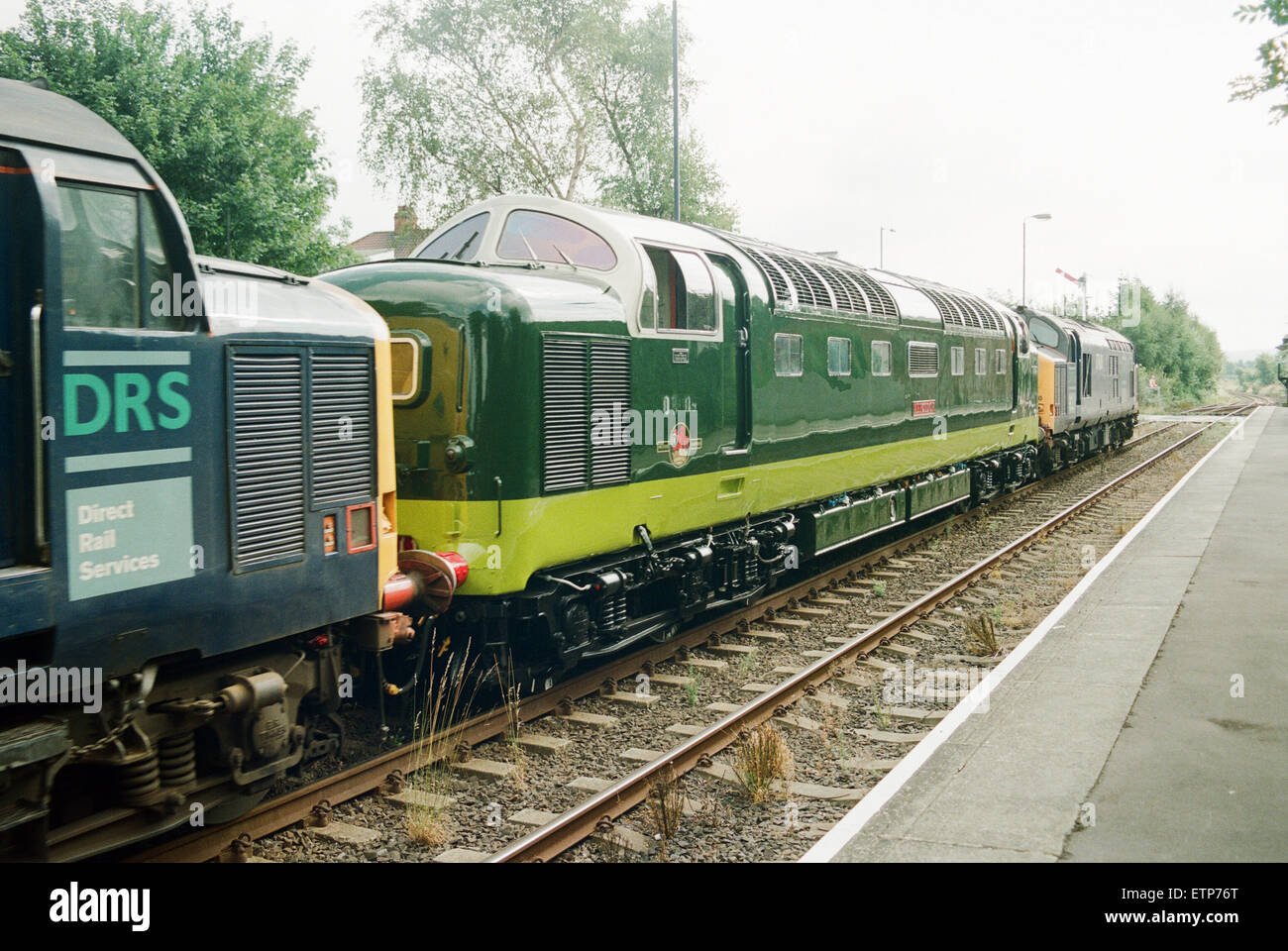 Le Deltic Alycidon, D9009 (55009), classe 55, acheté par le Deltic Preservation Society, laisse ICI Wilton. Photo de Nunthorpe sur la route de Grosmont, dans le centre de deux moteurs de classe 37. 28 août 1998. Banque D'Images