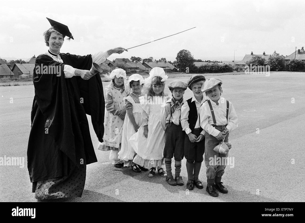 La prise de recul dans le temps, ces élèves de l'école qui ont enfilé les nourrissons Outlane costume victorien aujourd'hui dans le cadre de l'école. De gauche sont Sophie Bedford, Suzanne Jacob, Kathryn Hill, Thomas Dearden, Paul Robertshaw et John Lee Banque D'Images