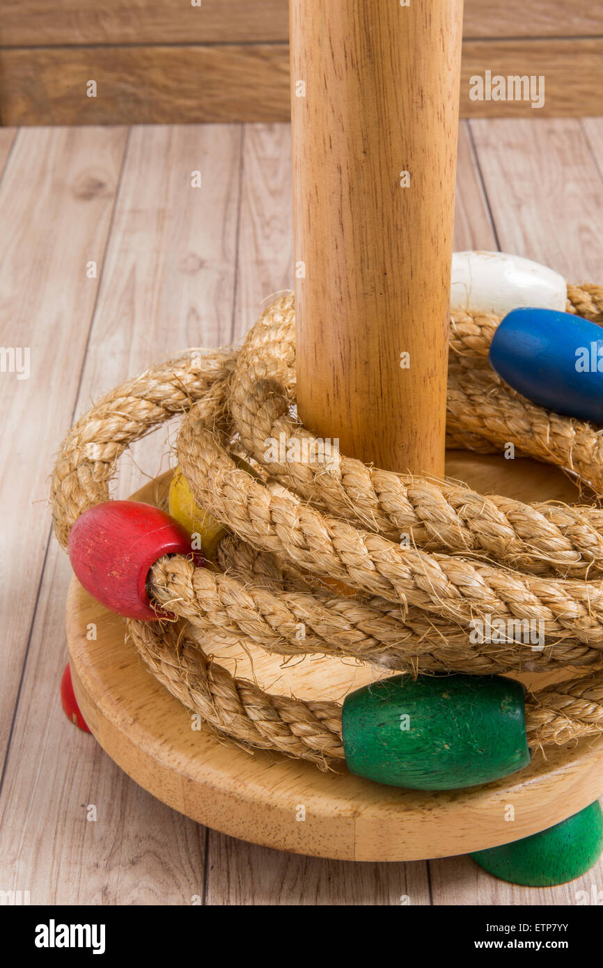 Ring Toss Jeu sur fond de bois Banque D'Images