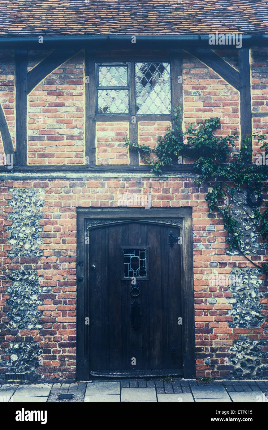 Vieille porte en bois d'un chalet de style Tudor Banque D'Images