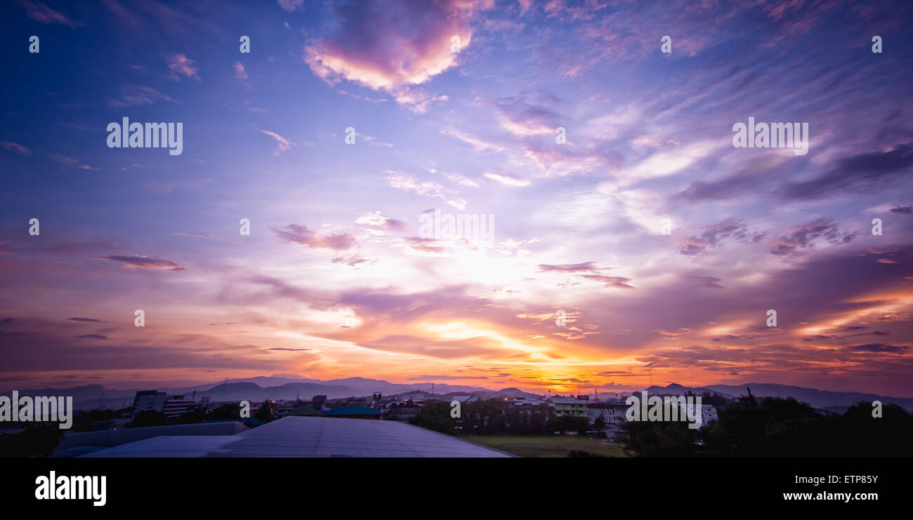 Coucher de soleil sur la ville, la province de Chiang Rai en Thaïlande Banque D'Images