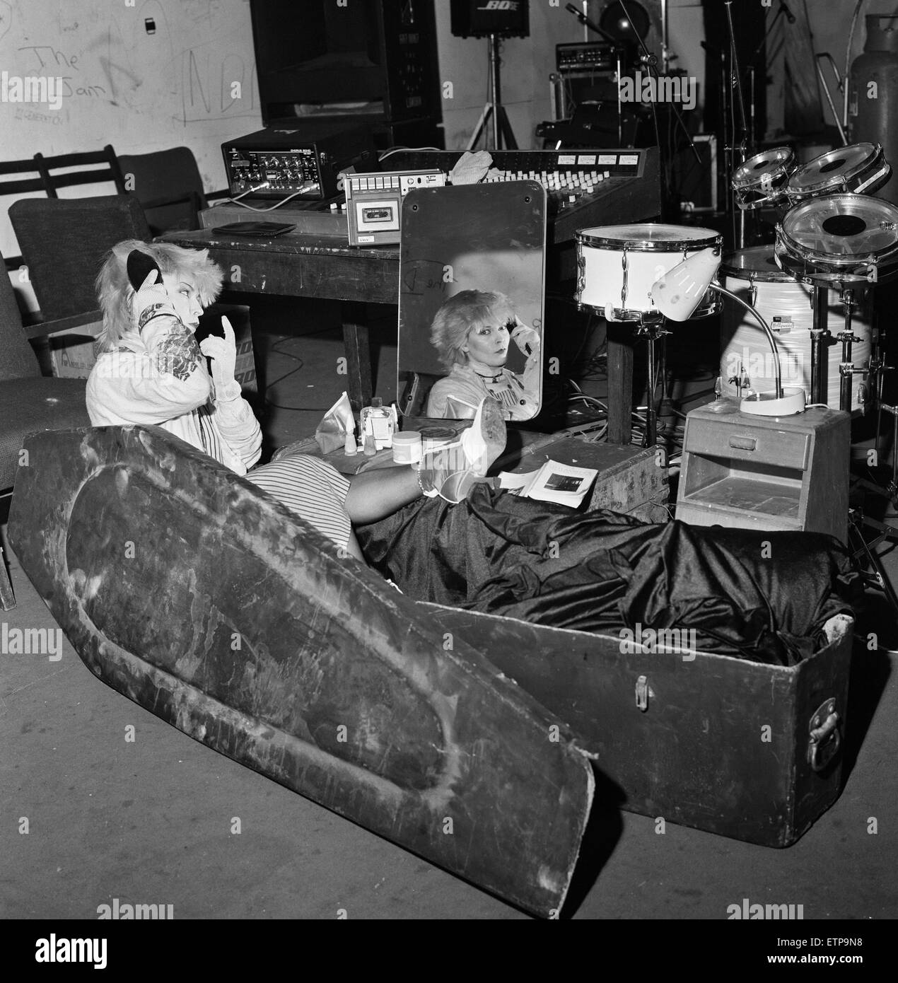 Actrice et chanteuse Punk Toyah Willcox dormir dans son cercueil à Battersea, Londres. Le 13 mai 1979. Banque D'Images