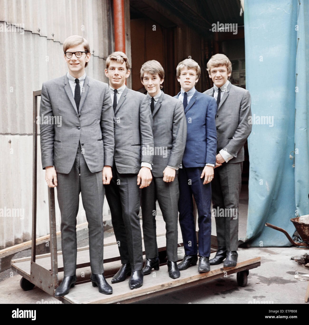 Groupe pop de Manchester Hermans Hermits de gauche à droite : Derek 'Lek' Leckenby, Barry Whitwam, Keith Hopwood, singer Peter Noone en costume bleu foncé et vert représentent à la Karl Alpha Studios à Birmingham avant d'enregistrer l'émission de télévision 'Eif'. 1er septembre 1964. Banque D'Images