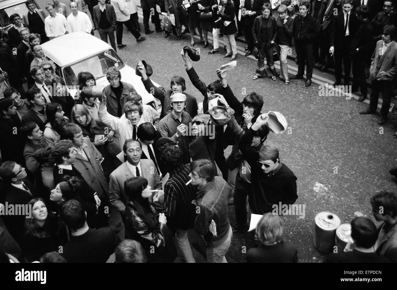 Pop stars répondre à Carnaby Street, Londres pour devenir membres fondateurs d'un chapeau melon groupe d'être connu sous le nom de brigade chapeau melon. Parmi les groupes étaient les animaux, les Kinks, les Rolling Stones, The Walker Brothers, le Merseybeats et le 1er septembre 1965, l'OMS. Banque D'Images