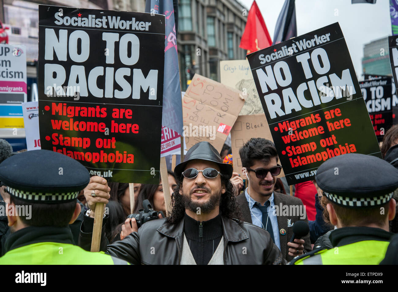 La Grande-Bretagne la première, le groupe de pression d'extrême droite perturbe une Unite against Fascism (UAF) Manifestation anti-racisme comme il passe Piccadilly Circus à Londres. Comprend : Voir Où : London, Royaume-Uni Quand : 21 Mar 2015 Crédit : Peter Maclaine/WENN.com Banque D'Images