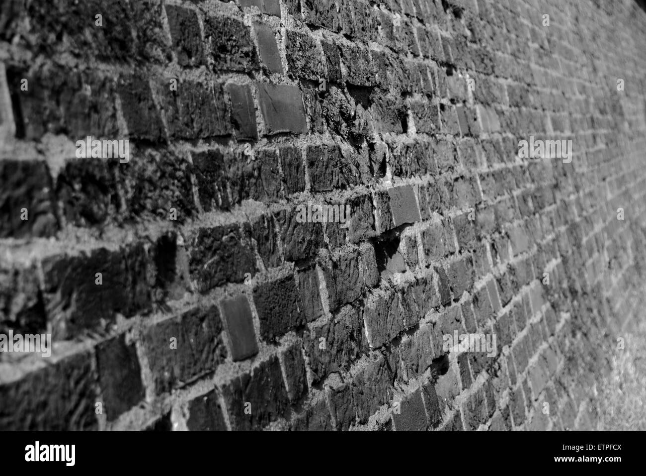 Un vieux mur de brique dans Holland Park, à l'ouest de Londres Banque D'Images