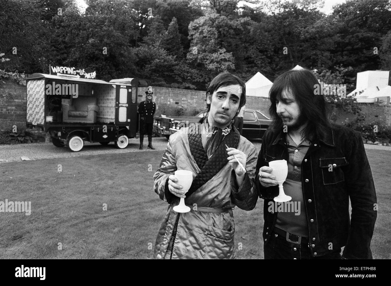 John Entwistle et Keith Moon du groupe rock la qui montrent leurs nouvelles voitures dans la maison de Keith Moon à Chertsey, dans le Surrey. John Entwistle achète une Cadillac Fleetwood 75, construites sur mesure en Amérique, avec un système stéréo, la télévision, un réfrigérateur et boissons. La voiture de Keith Moon est en fait un flotteur lait complet avec bar et téléphone. Pour plus de confort, il a ajouté un vieux fauteuil et un ancien joueur un dossier monté à l'arrière. Le 30 septembre 1971. Banque D'Images