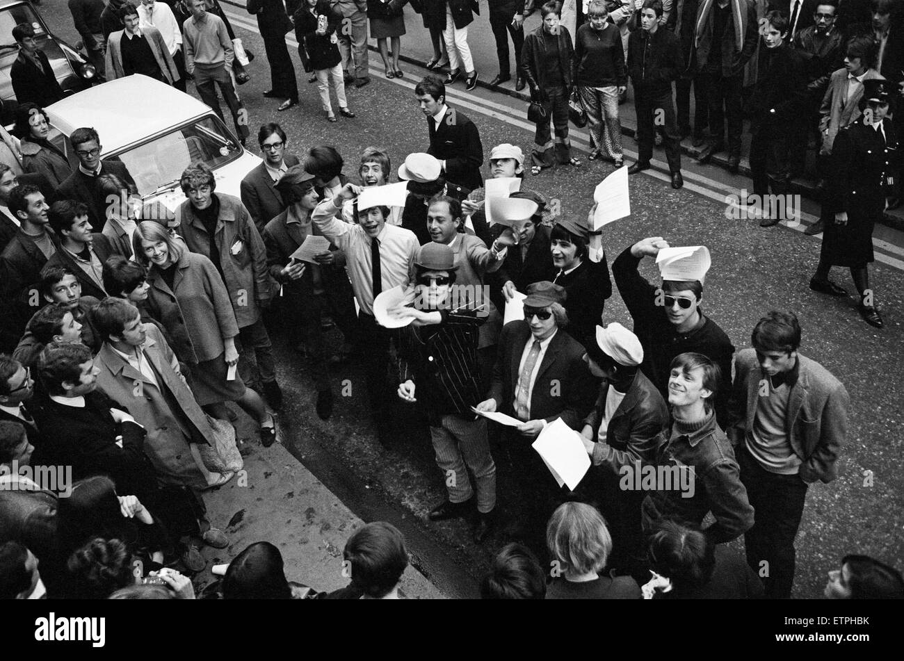 Pop stars répondre à Carnaby Street, Londres pour devenir membres fondateurs d'un chapeau melon groupe d'être connu sous le nom de brigade chapeau melon. Parmi les groupes étaient les animaux, les Kinks, les Rolling Stones, The Walker Brothers, le Merseybeats et le 1er septembre 1965, l'OMS. Banque D'Images