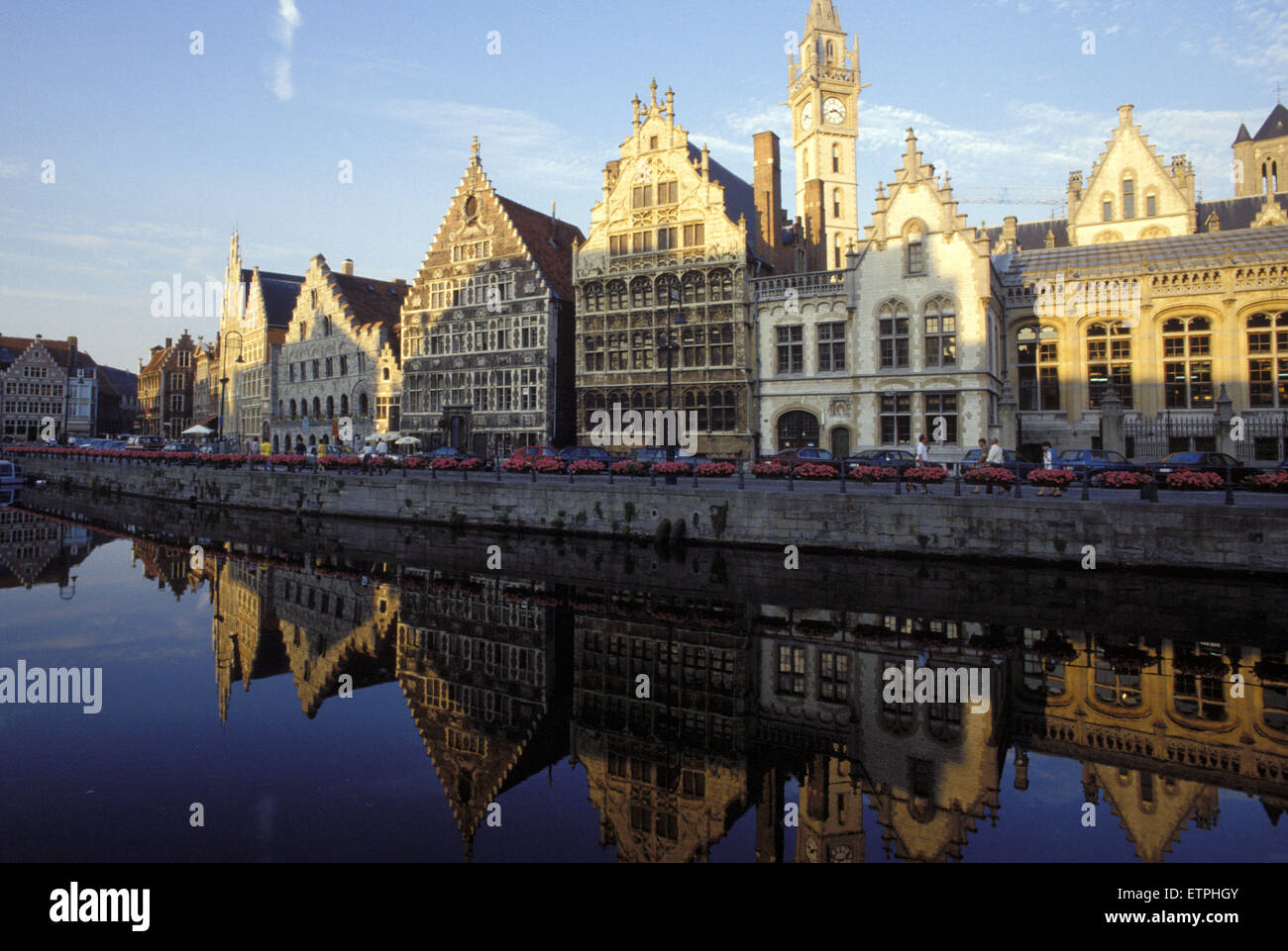 BEL, Belgique, Gand, maisons de guilde le long de la rivière Lys, Graslei et la tour du bureau de poste. BEL, Belgique, Gand, Gildehaeus Banque D'Images