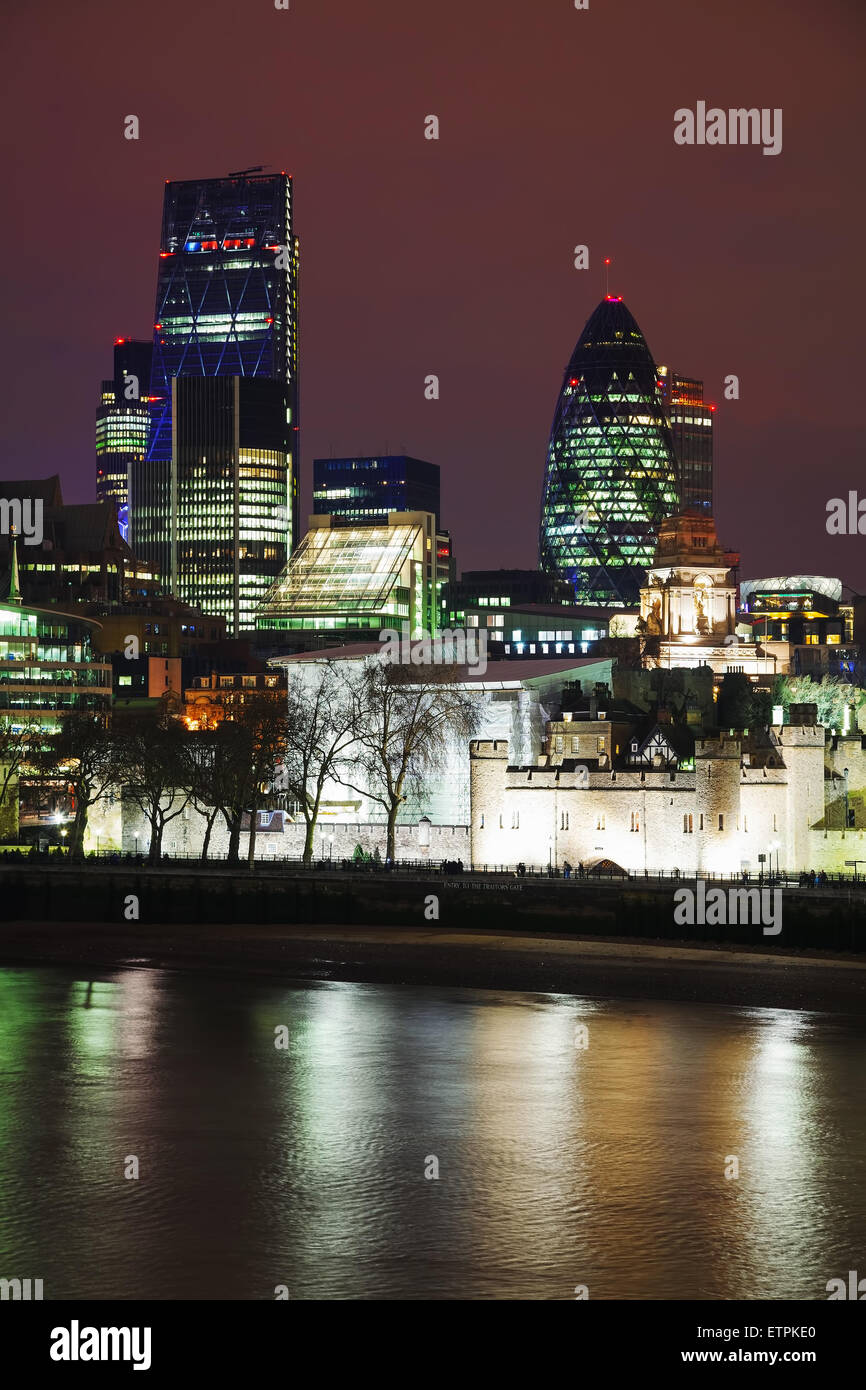 London city à la nuit de temps avec la Tamise Banque D'Images