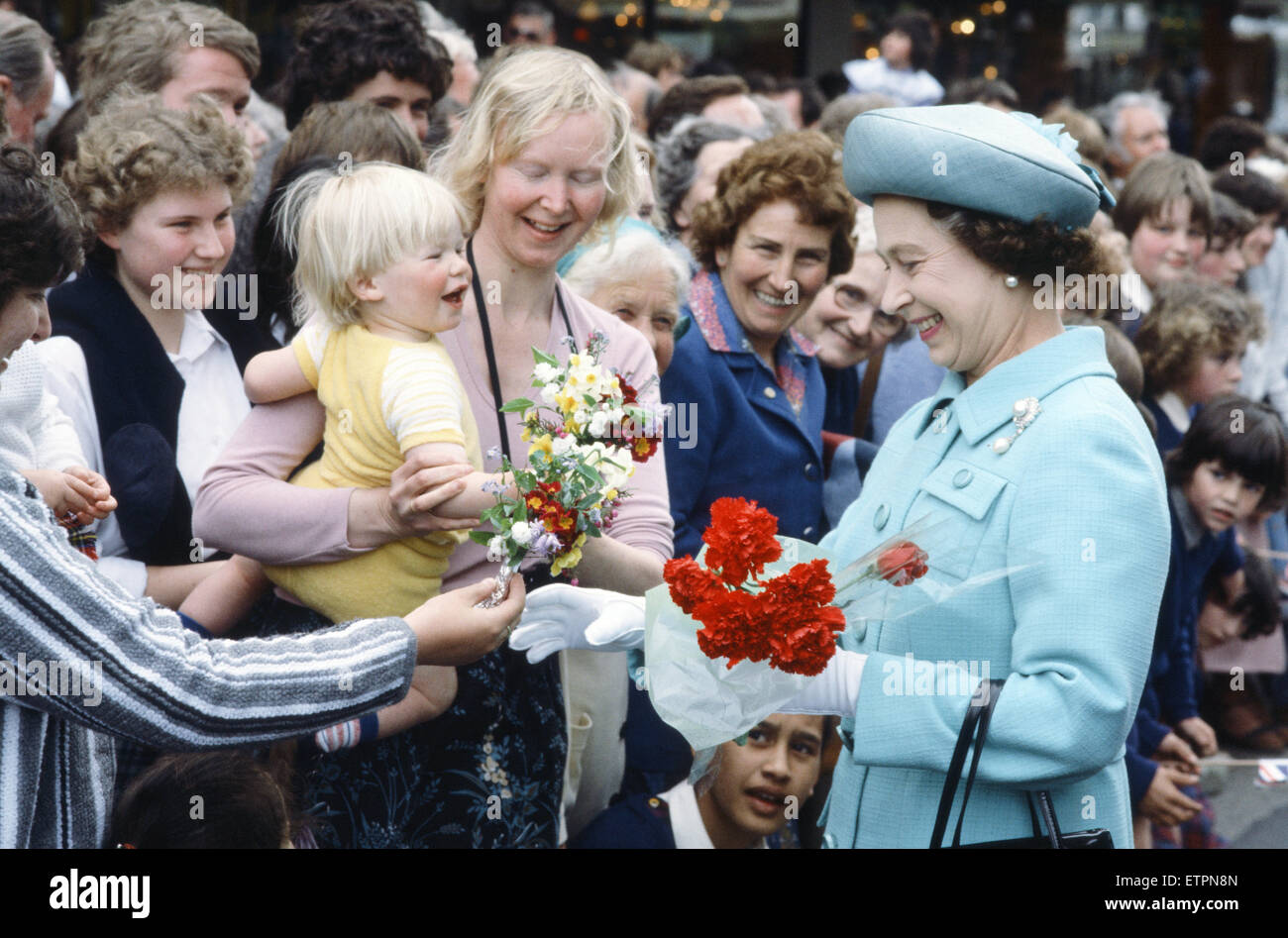 Royal Tour of Australasia par la reine Elizabeth II et le Prince Philip, duc d'Édimbourg. Ils sont venus de Londres à la Nouvelle-Zélande où ils ont séjourné du 12 au 20 octobre 1981 avant de gong sur à l'Australie pour une journée et se terminant au Sri Lanka du 21 au 25 octobre. Ici la reine Elizabeth II salue la foule enthousiaste des membres qui se sont assemblées pour la voir. Octobre 1981. Banque D'Images