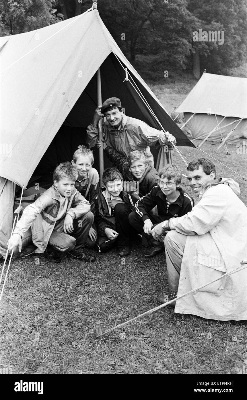 Le 65e anniversaire du scoutisme dans l'Holme Valley a été célébré à l'camp de week-end. Le Holme Valley District Aller pour 65 camp de week-end a eu lieu au terrain des loisirs de sables bitumineux, Holmfirth, et plus de 120 oursons ont pris part avec environ 30 responsables et les scouts. 8 Juillet 19 Banque D'Images