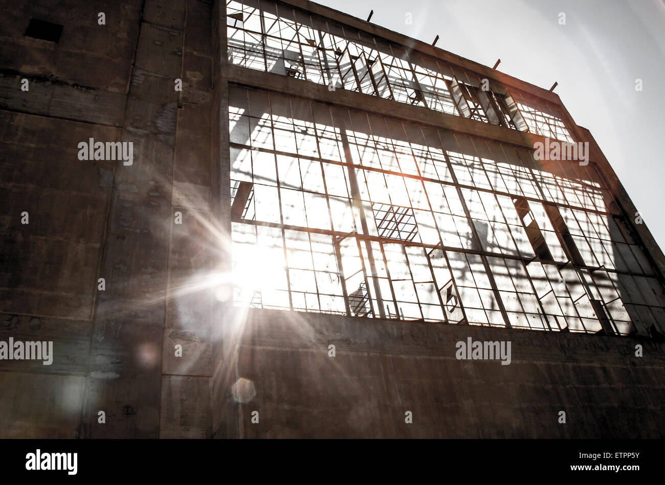 Fermé l'usine avec des fenêtres cassées, Barcelone, Espagne, Catalogne, crises, éclats de verre Banque D'Images