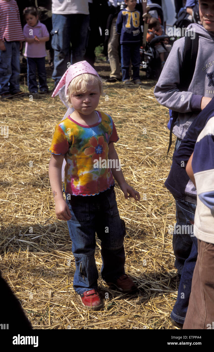 BEL, la Belgique, l'Est des Ardennes, Kelmis, calamine, Moyen-Âge festival au Château Eyneburg, bataille des Vikings, l'observation de l'enfant Banque D'Images