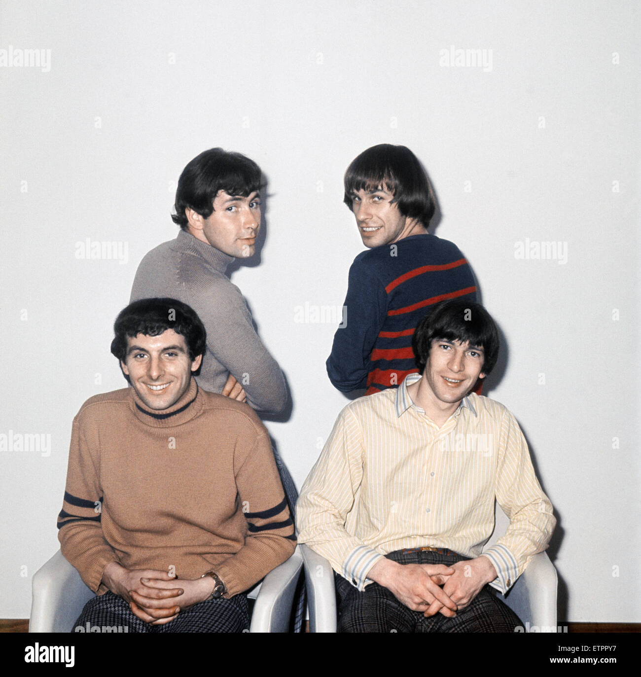 Le groupe de rock britannique The Troggs poser avant d'apparaître sur l'émission de télévision de la BBC Top Of The Pops. Rangée arrière : Reg Presley et Chris Britton (droite). Rangée avant : L-R : Peter Staples et Ronnie Bond. Janvier 1968. Banque D'Images