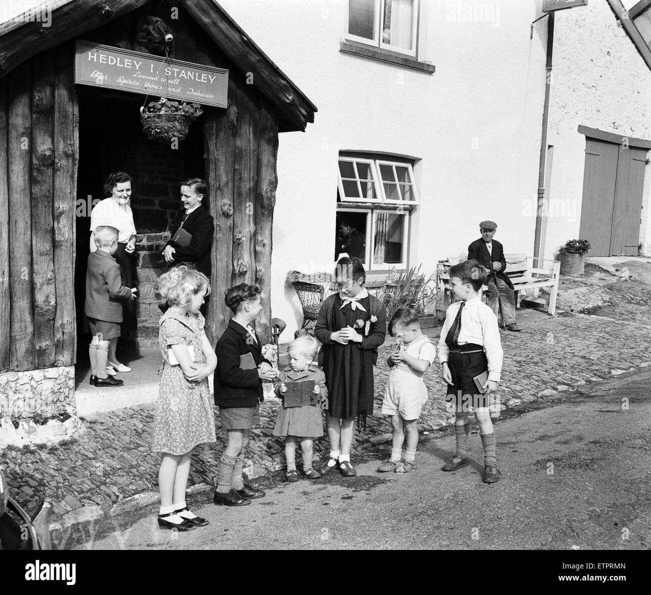 L'école du dimanche soit tenue dans un pub de village dans Alswear, Devon. 26 juillet 1953. Banque D'Images