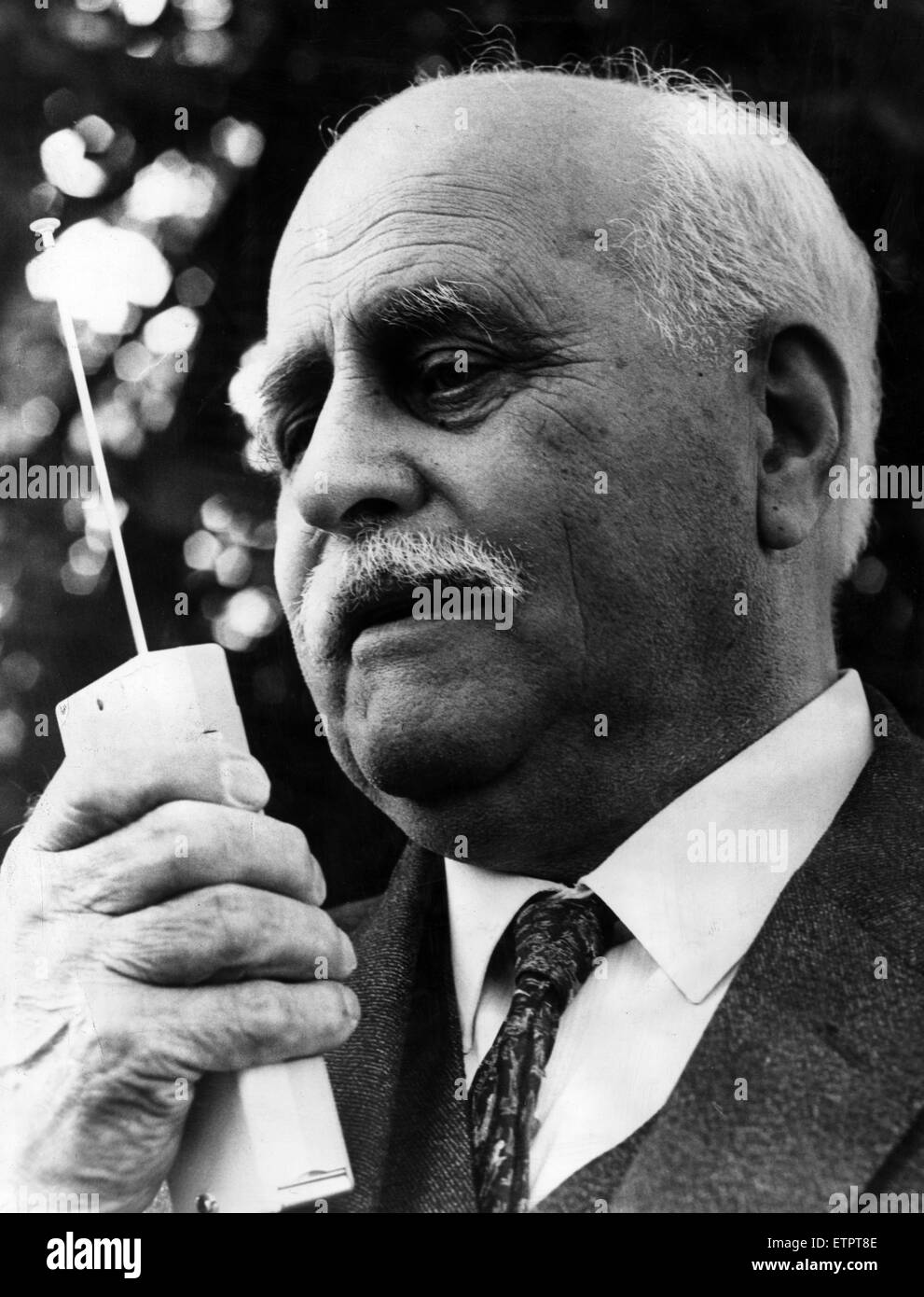 George Mottershead, directeur et fondateur du Zoo de Chester, photographié au radio, le Zoo de Chester, le 16 septembre 1967. Banque D'Images