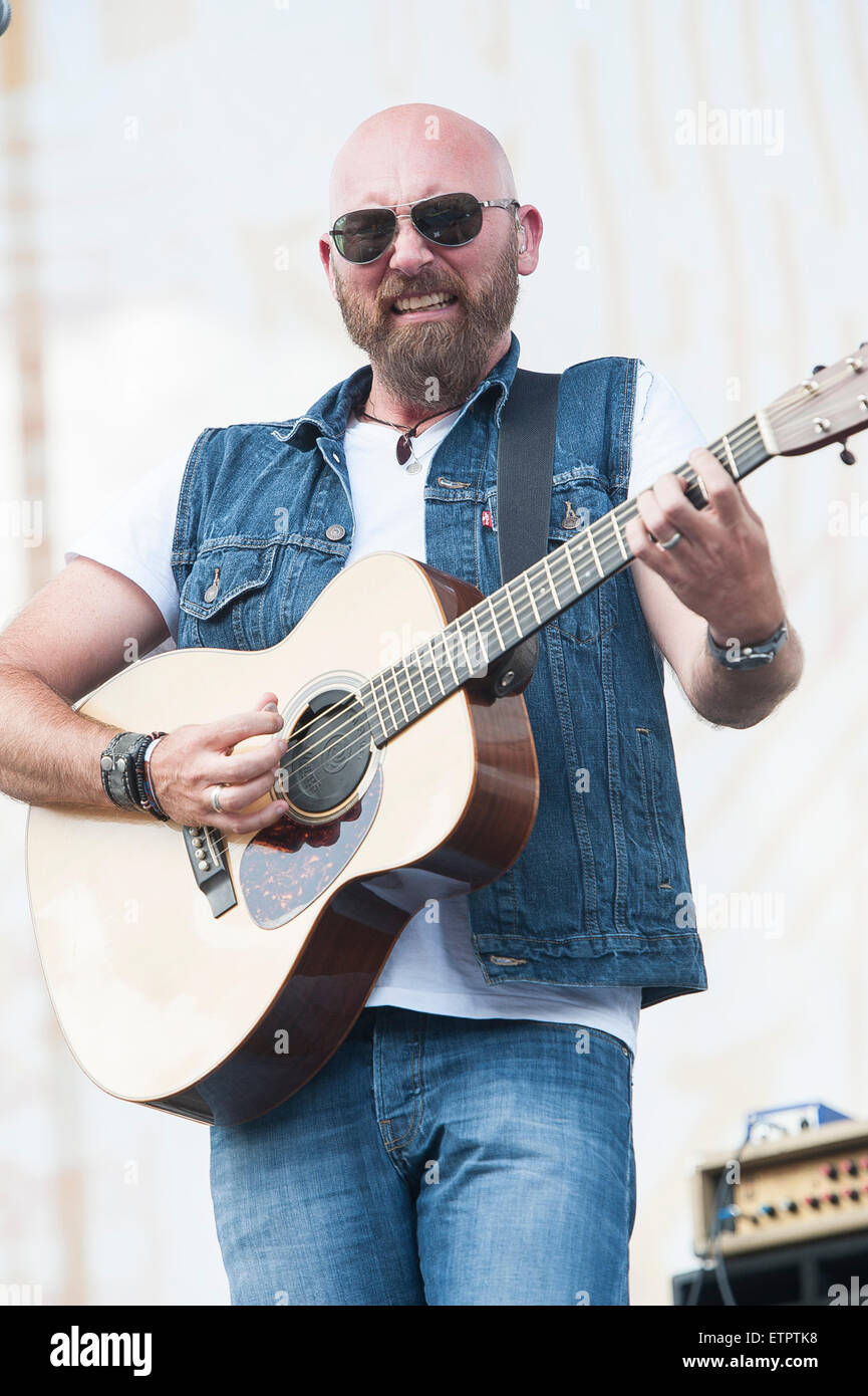 Juin 13, 2015 - Nashville, Tennessee, USA - Musicien COREY Smith effectue de Riverfront, dans le cadre du CMA 2015 Music Festival qui a lieu au centre-ville de Nashville. Les quatre jours du festival de musique country attirera des milliers de fans du monde entier pour voir une variété de l'artiste sur plusieurs étapes. Copyright 2015 Jason Moore. (Crédit Image : © Jason Moore/Zuma sur le fil) Banque D'Images