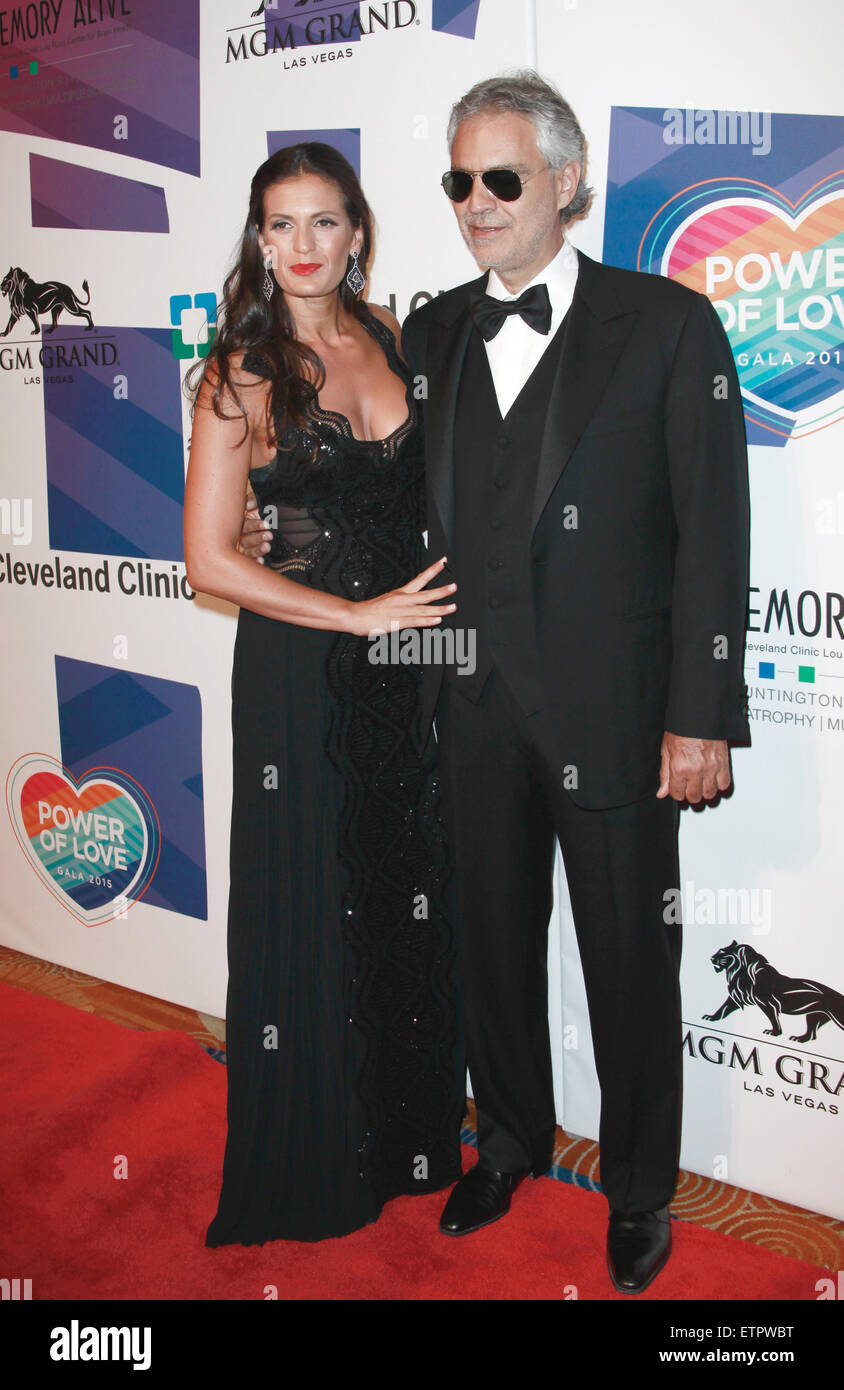 Las Vegas, Nevada, USA. 13 Juin, 2015. La chanteuse Andrea Bocelli et femme, Veronica Bocelli assister à la garder vivante la mémoire 19e Congrès annuel du ''Pouvoir de l'amour'' gala le 13 juin 2015 au MGM Grand Arena de Las Vegas, Nevada © Marcel Thomas/ZUMA/Alamy Fil Live News Banque D'Images