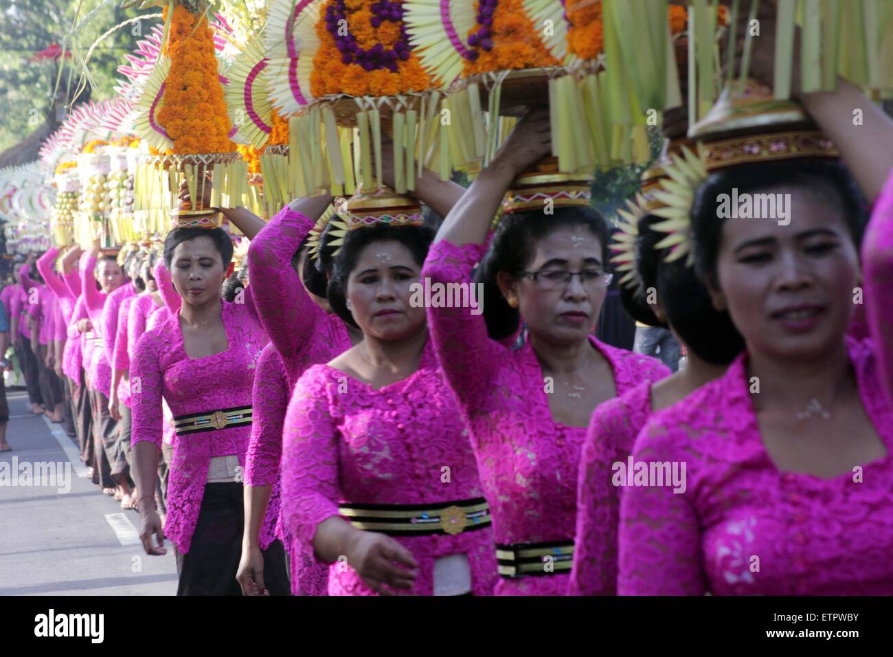 Denpasar, Bali, Indonésie. 13 Juin, 2015. BALI, INDONÉSIE - JUIN 13 : Les participants portant des costumes traditionnels lors de l'ouverture de la 37e Festival International des Arts de Bali le 13 juin 2015 à Denpasar, Bali, Indonésie. Le mois annuel festival se déroulera du 13 juin au 12 juillet 2015 et dispose de 15 000 artistes de l'art local et international. © Sijori Images/ZUMA/Alamy Fil Live News Banque D'Images