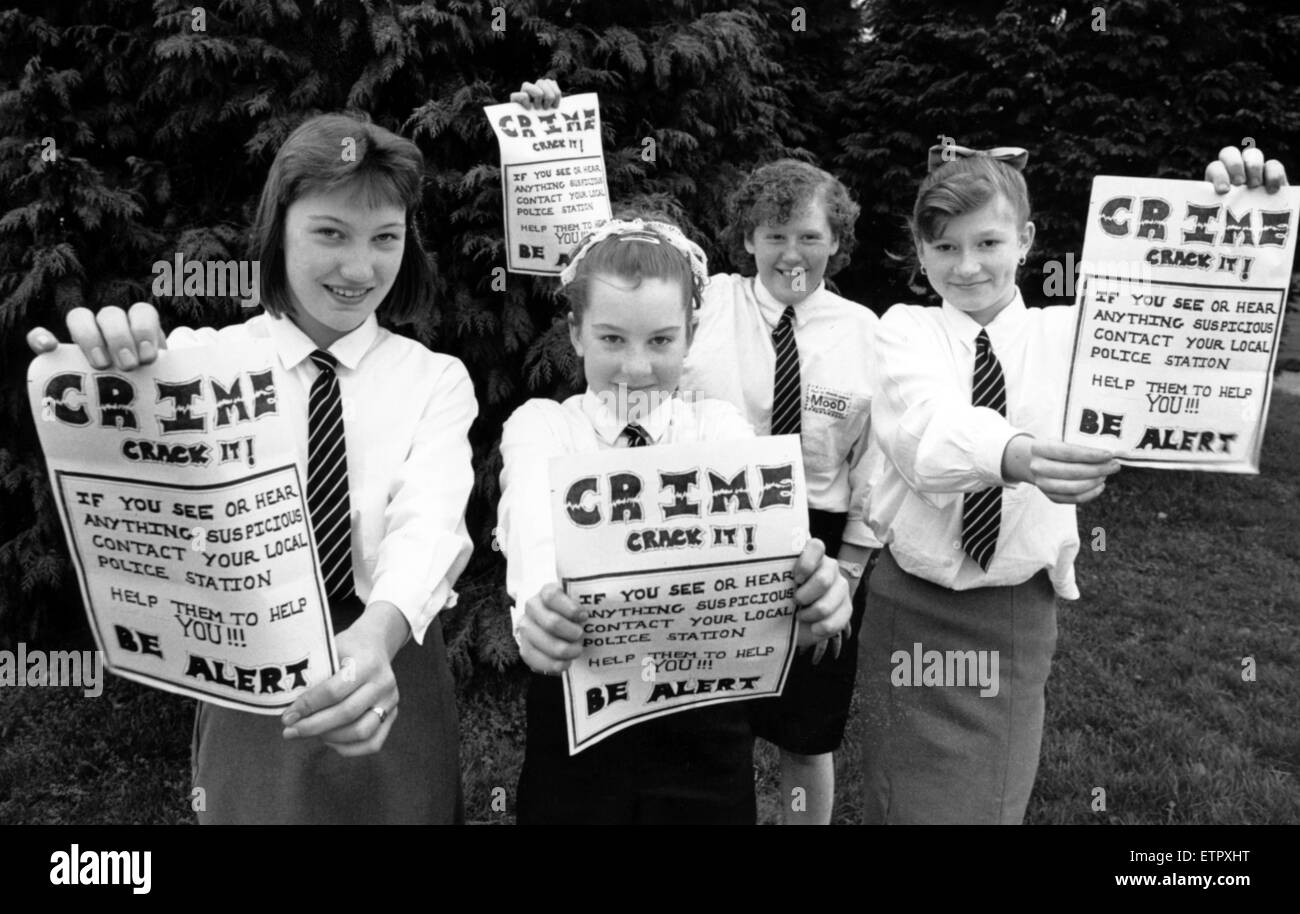 Fearless quatre crimestoppers ont trouver une idée d'obtenir un soutien pour leurs bobbies locaux. Le classsmates de Hustler School, Middlesbrough, voulait voir la vie dans leur quartier - Linthorpe - insouciante et exempte de crime ainsi décidé de concevoir une affiche pour garder les familles et les amis de vigilance. Sur la photo, Lynne, Leighan, Nicola et Nicola. 30 janvier 1989. Banque D'Images