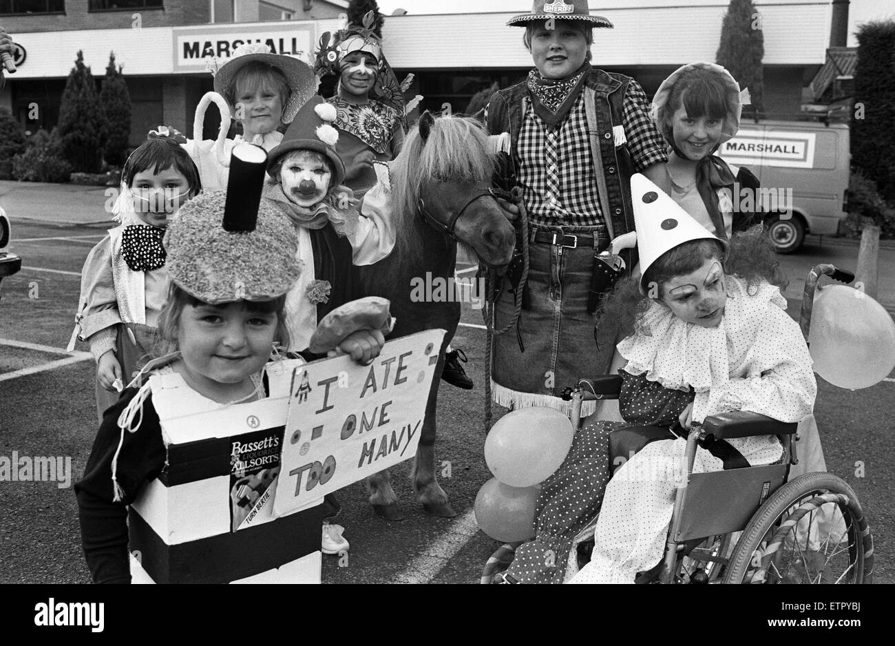 Trois ans, Zoe Taylor est représenté avec les lauréats de concours de déguisements Carnaval à Elland. Malgré le temps incertain le comité de carnaval et la population de Elland étaient déterminés à faire le 25e carnaval de bienfaisance un succès. La procession des chars allégoriques et des groupes musicaux ont défilé dans les rues de la ville à bord Hullen terrain de jeux où il y avait une variété de sideshows et divertissement. La reine retraite Lisa Ayscough Suzanne couronné le Lindwell Gabbitas Methodist Church reine en tant que reine du carnaval pour l'année à venir. Le divertissement sur le terrain inclus les éléments par Elland Banque D'Images