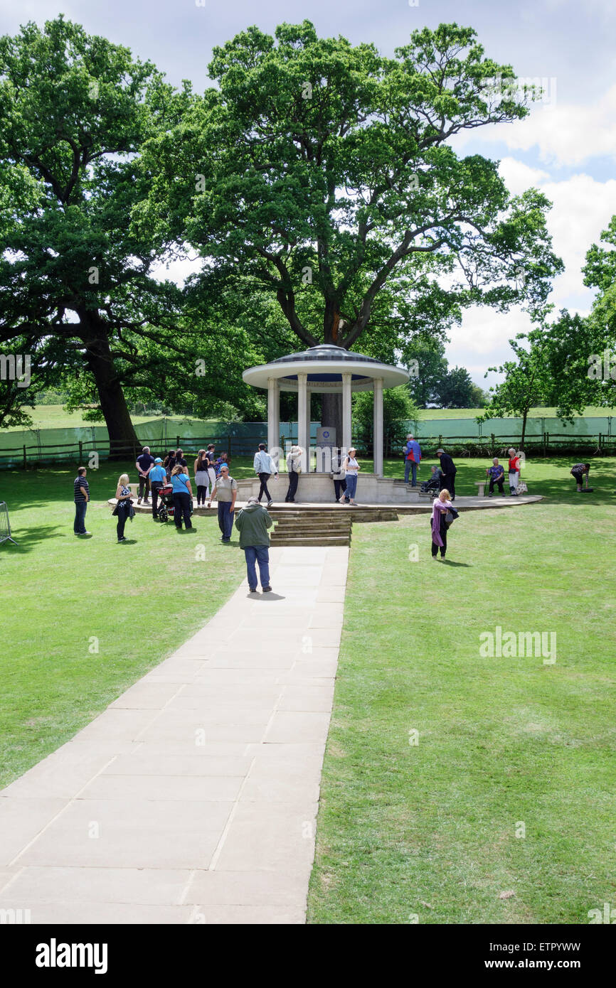 Egham, Surrey, UK. 15 Juin, 2015. Les visiteurs de la Grande Charte mémorial sur le 800e anniversaire de la signature de la Grande Charte, le 15 juin, 2015 Banque D'Images