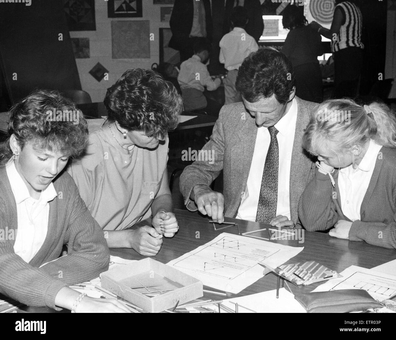 Les parents ont mis leurs méninges dans un apprentissage des mathématiques. Il était de retour à la planche à dessin pour les parents - comme Barry Ricahardson (photo) de jeunes à Skelton Junior School et De Brus voisins. Ils ont retroussé leurs manches et ont rejoint les élèves dans l'exercice d'une journée à résoudre des problèmes ouverts. 6e juillet 1988. Banque D'Images