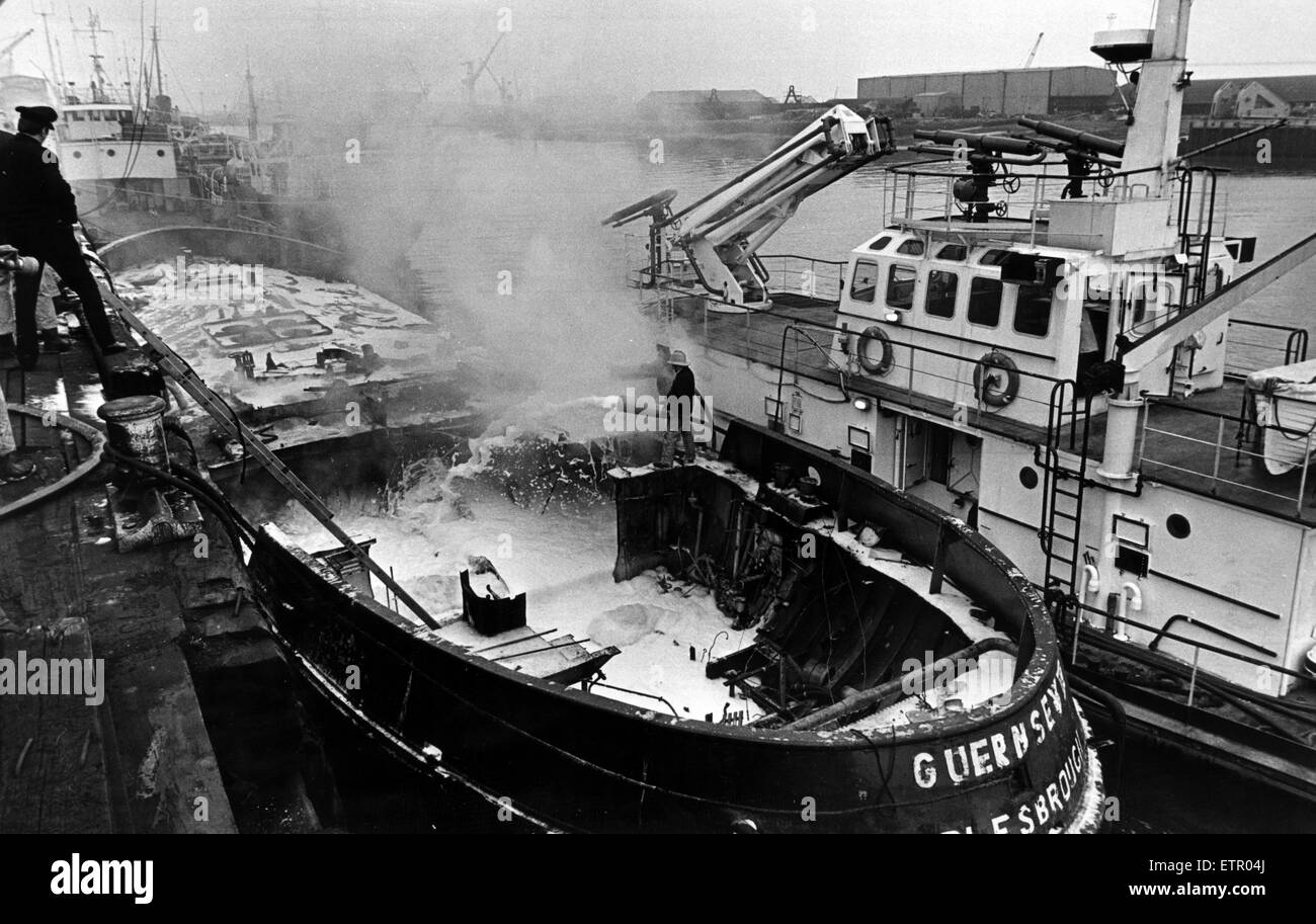 Fleuve Tees fireboat lors d'incendie, remorqueur Quai de Middlesbrough, 28 avril 1980. Banque D'Images