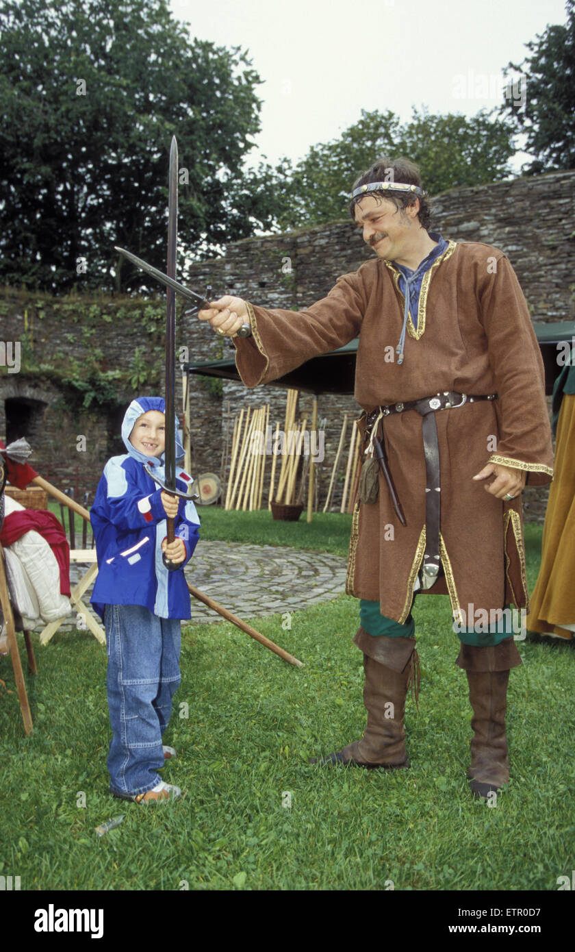 BEL, la Belgique, l'Est des Ardennes, château de festivité dans Burg reuland, chevalier, garçon, épée. BEL, Belgien, Ostbelgien, Burgfest à Burg Banque D'Images