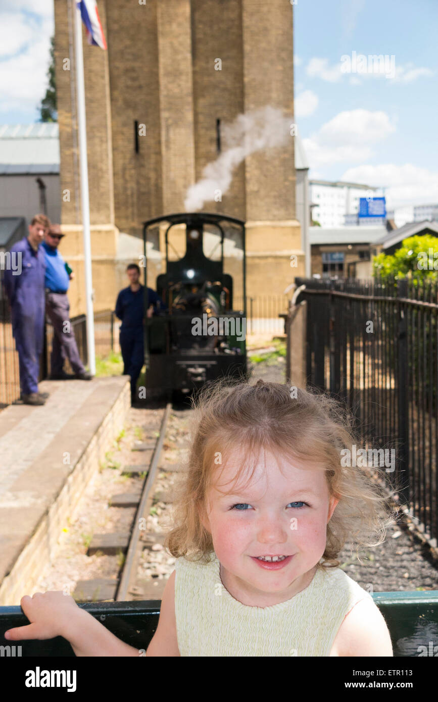 Modèle miniature / narrow gauge Railway locomotive train vapeur et chauffeur à Londres Musée de l'eau et de vapeur. Brentford. UK. Banque D'Images