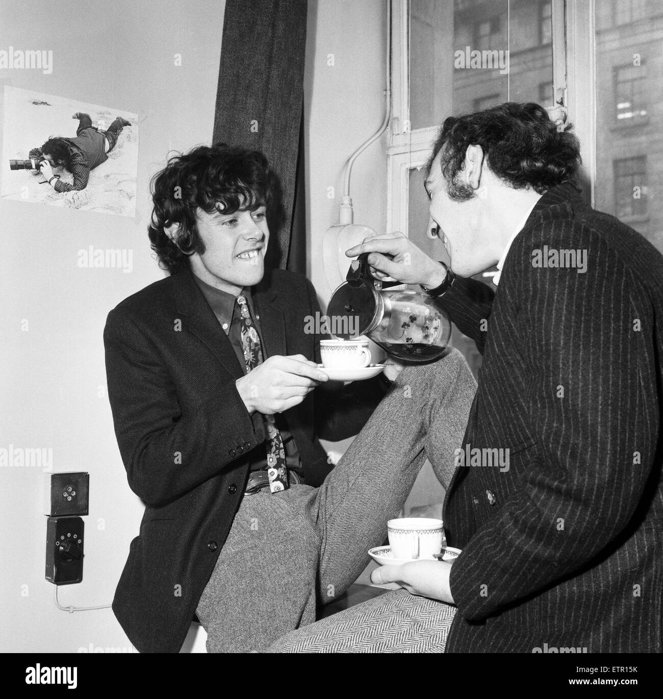 Donovan et son ami Dave Gitane sur la télévision Chambre avant la projection de "un garçon nommé Donovan." 11 janvier 1966. Banque D'Images