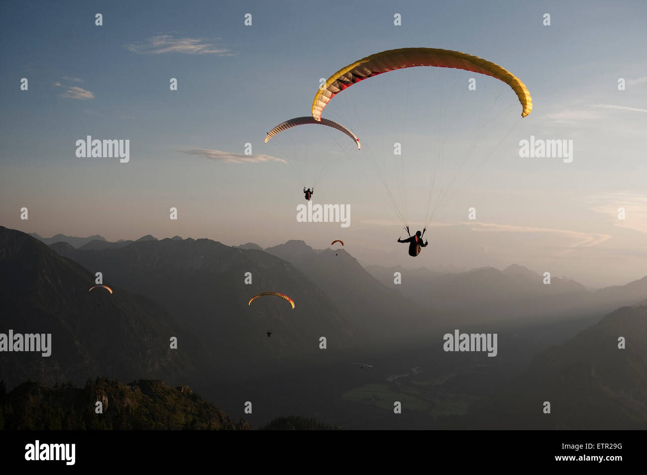 Parapente, Parachute, soir atmosphère, vue aérienne, vallée d'Ammertal, Roscoff, Oberammergau Banque D'Images