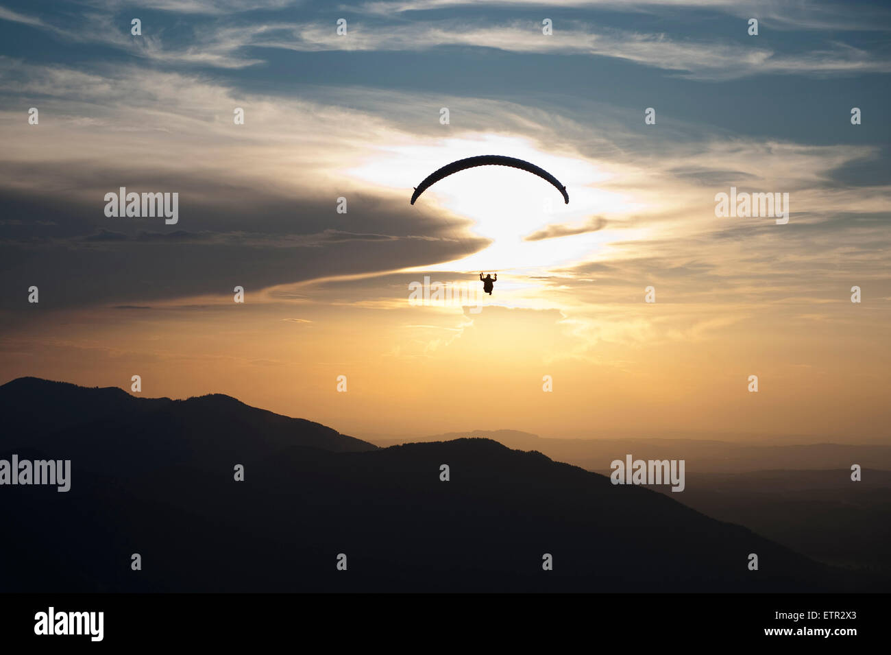 Parapente, Parachute, soir atmosphère, vue aérienne, vallée d'Ammertal, Roscoff, Oberammergau Banque D'Images