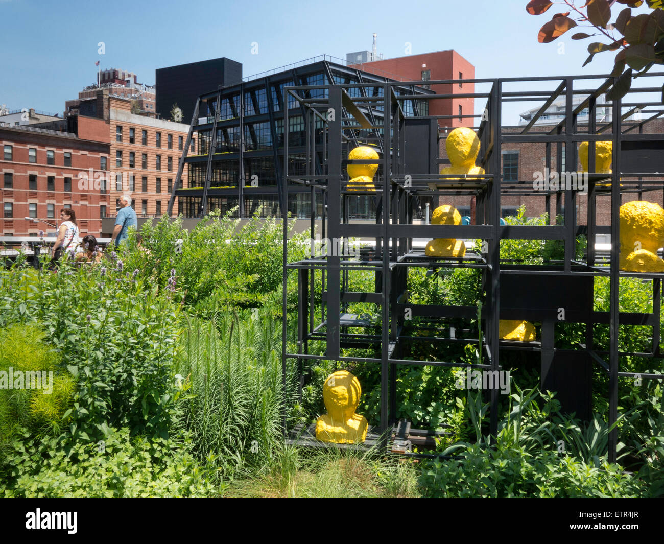 Les visiteurs de marcher par Art travailler sur le parc High Line, NYC Banque D'Images