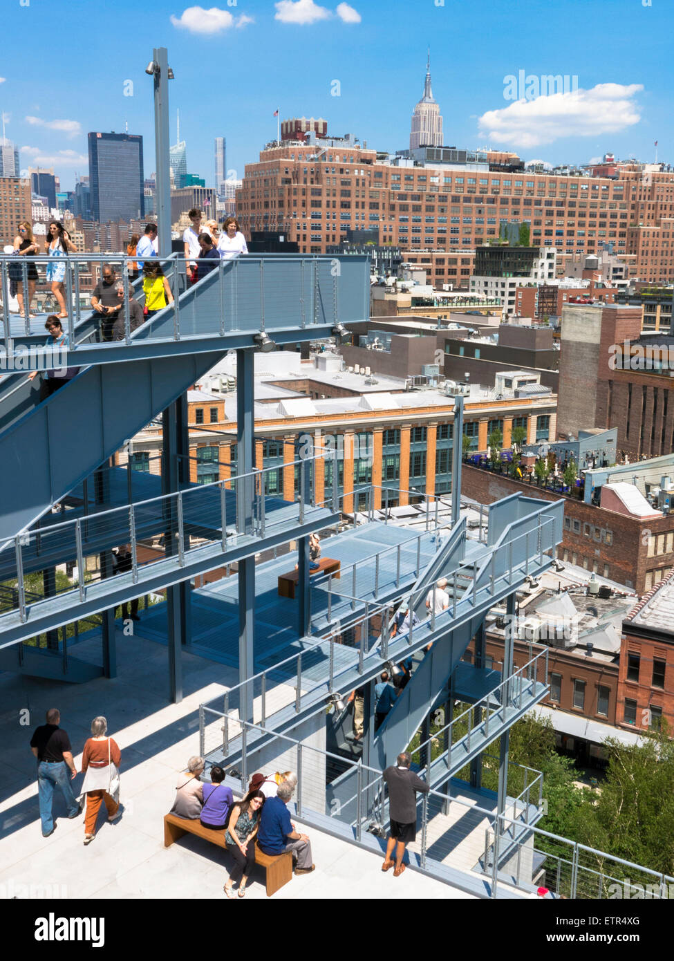 À la recherche du Nord Le parc High Line avec le Whitney Museum de New York, d'une terrasse. USA Banque D'Images