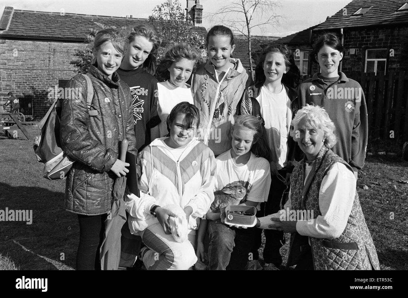 Un pet show organisé par huit amis de Holmfirth High School a soulevé plus de £86 pour la RSPCA. Sur la photo la présentation de l'argent à la RSPCA représentant Mme Shirley Smith (avant droit) sont (à l'arrière, de gauche) Claire Lindley, Sarah Williams, Sarah King, Nicola Thompson, Samantha Mulligan et Hannah Morrison (avant) et Victoria Whale et Julie Rogerson. Environ 70 personnes ont assisté à l'pet show, derrière le Cricketers Arms à Deanhouse, introduction d'animaux domestiques allant de stick d'insectes pour les chiens. 22 septembre 1991. Banque D'Images