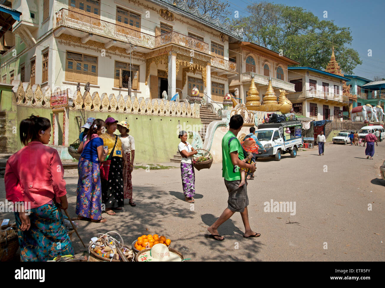 Foule de vendeurs de nourriture birmane debout dans la rue au mont Popa Myanmar Banque D'Images