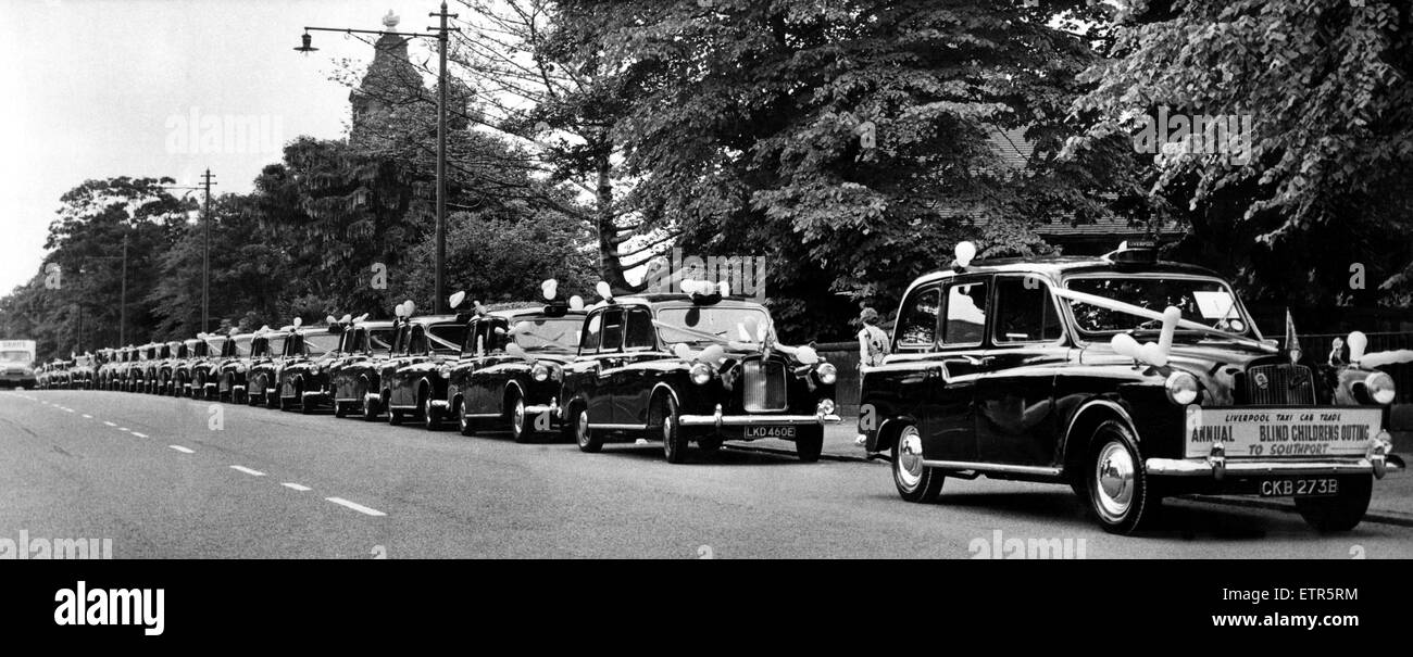 Les taxis attendent Liverpool de prendre des enfants aveugles à Southport. Le Merseyside, le 14 septembre 1972. Banque D'Images