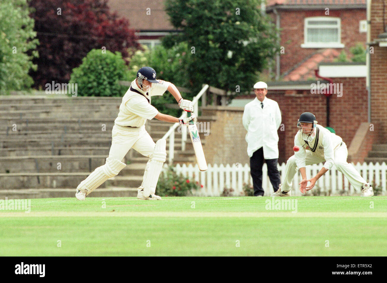 Un an après le dernier match de championnat de comté a été joué à Yorkshire Park Acklam Secondes Secondes Worcestershire face. Notre photo montre : Yorkshire's Ryan Robinson jouant avec une chauve-souris. 18 Juin 1997 Banque D'Images