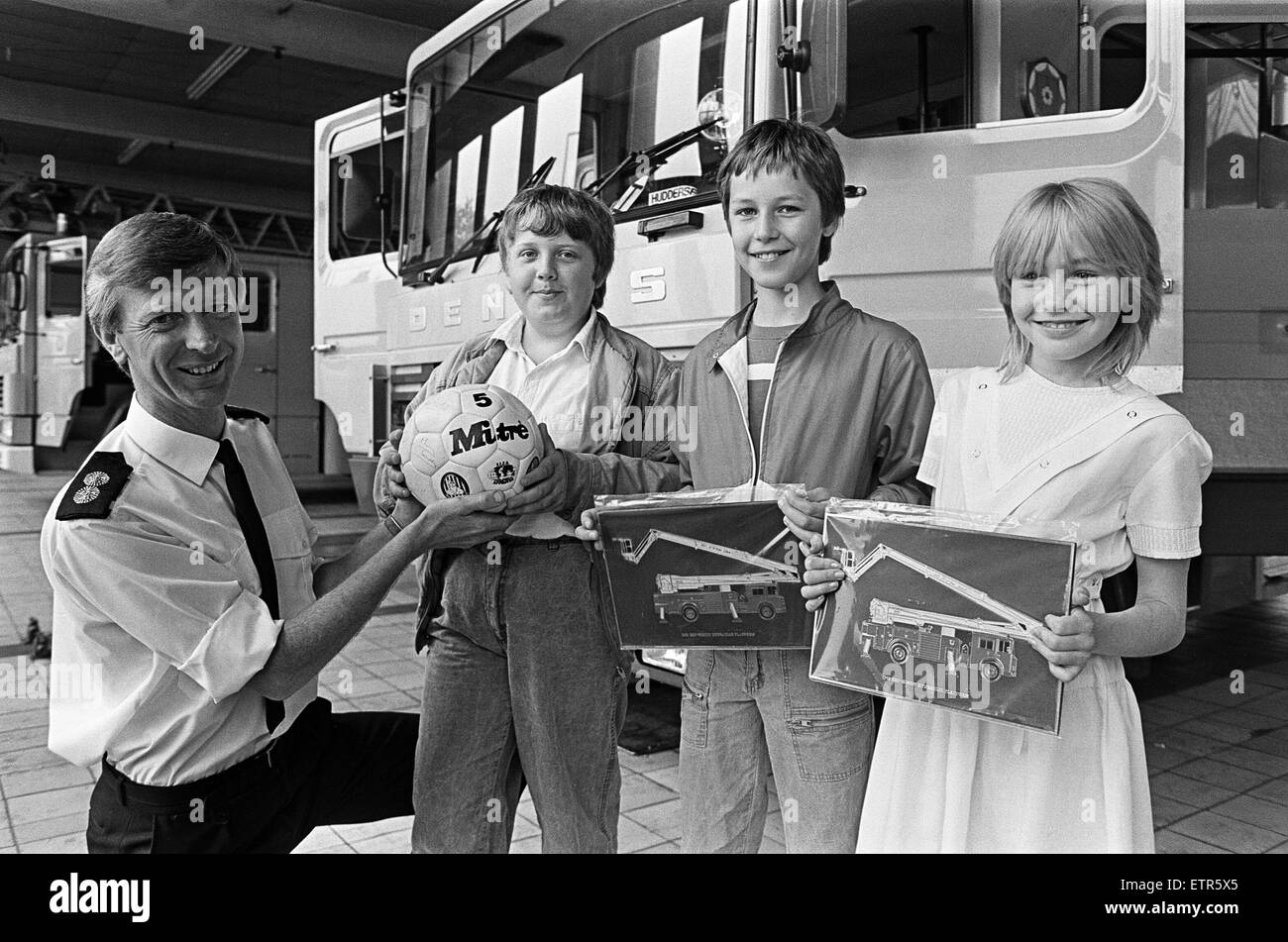 Trois gagnants du concours Tidy Britain garder ont été récompensées pour la litière de leurs idées lors de leur visite à Huddersfield fire station. 12 ans d'Almondbury Clair Bulmer a remporté un concours pour le nom 'bin' exécuté par le groupe à Almondbury gala scouts 24. Paul Chirgwin Almondbury de 11 a remporté un concours organisé par le slogan garder la Grande-Bretagne groupe Tidy au même événement. Les deux jeunes ont été présentés avec des plaques. Un autre gagnant a été Jonathan McAllister 13 de Honley qui a été présenté avec un ballon de football signé par Huddersfield Town football - le prix d'un concours similaire run run pendant Banque D'Images